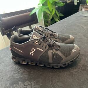 On cloud black/ silver logo running shoes women 7.5